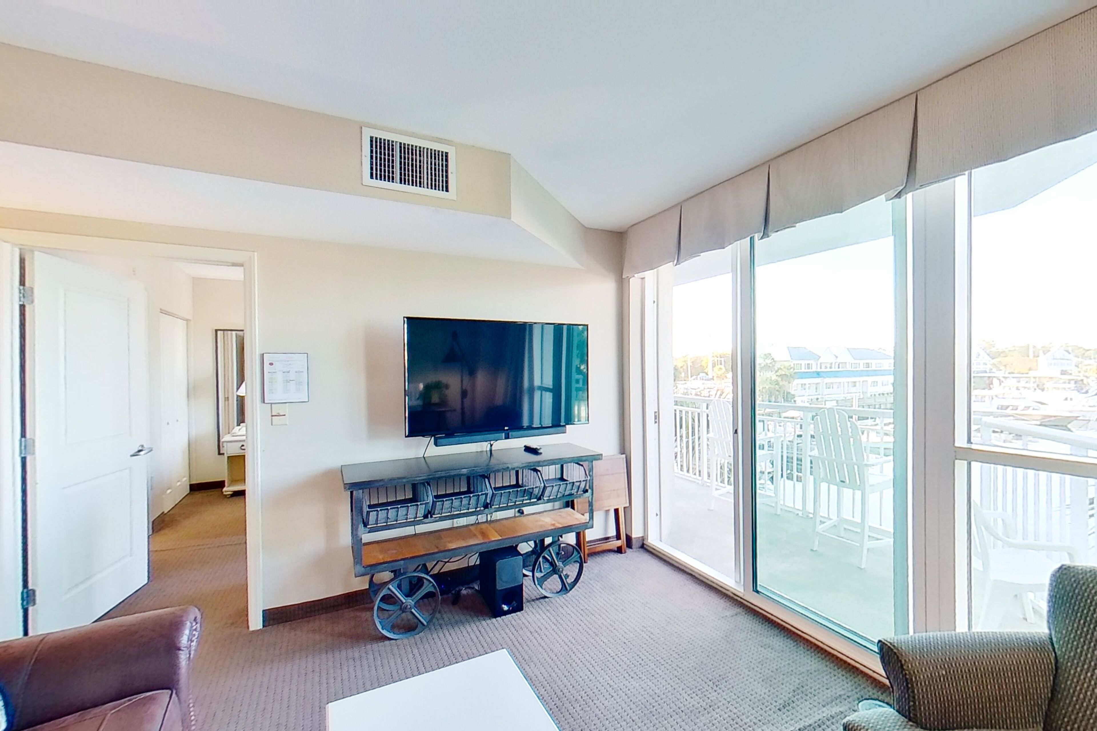 1st floor condo with marina view, outdor pool, hot tub & central AC