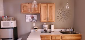 Geladeira, micro-ondas, cooktop, cafeteira/chaleira