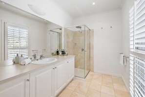 Bathtub, hair dryer, towels, shampoo - Bella Vista Retreat With Pool, 950m to Beach (Torquay)