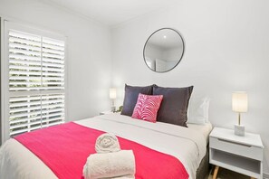 3 bedrooms, iron/ironing board, WiFi, bed sheets - Bella Vista Retreat With Pool, 950m to Beach (Torquay)