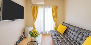 標準公寓客房, 非吸煙房 | 客廳 | 50 吋平面電視連數碼電視頻道、電視、串流服務