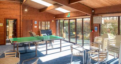 Dock Tarn Lodge - 2-Bedroom Lodge with garden - Dogs welcome