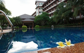 Outdoor pool - Eastpana Hotel (Si Racha)