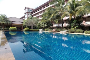 Outdoor pool - Phanhin Regent Executive Residence (Si Racha)