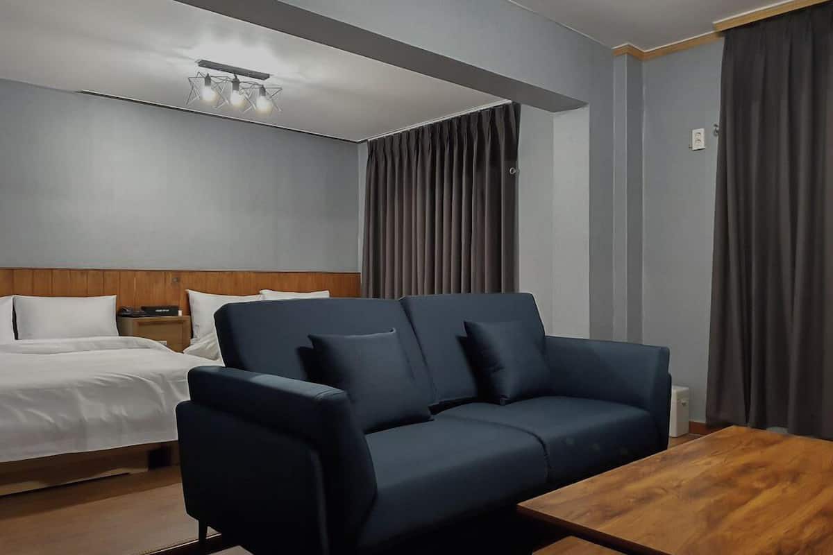 family suite | 1 bedroom, free wifi
