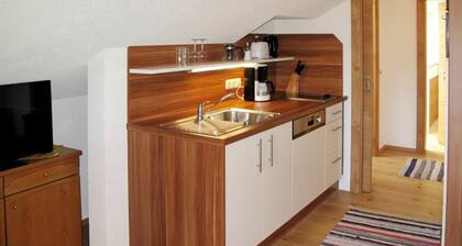 Beautiful apartment in villa for 6 people with WIFI, TV, balcony and parking