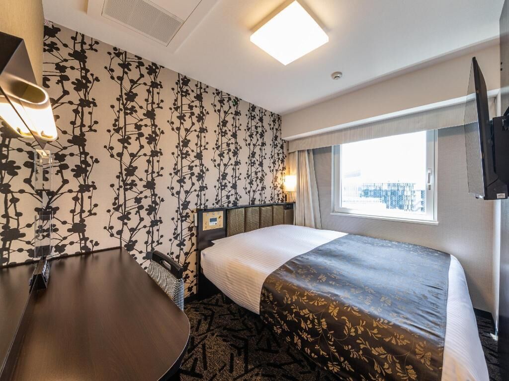 Down comforters, blackout drapes, free WiFi, bed sheets