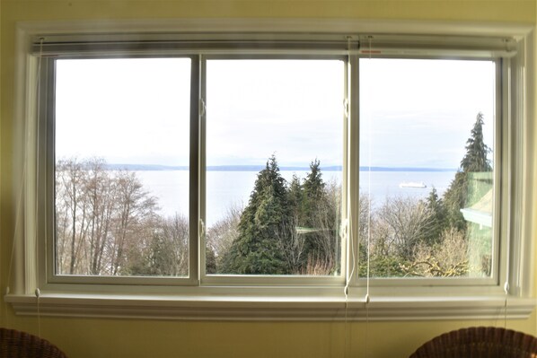 A room with a large window overlooking a body of water and trees. - Amazing and serene view house, art deco charmer, fully restored (Seattle)