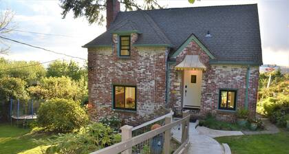 Amazing and serene view house, art deco charmer, fully restored