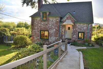 Amazing and serene view house, art deco charmer, fully restored