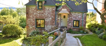 Amazing and serene view house, art deco charmer, fully restored