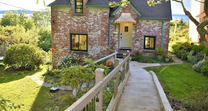 Amazing and serene view house, art deco charmer, fully restored