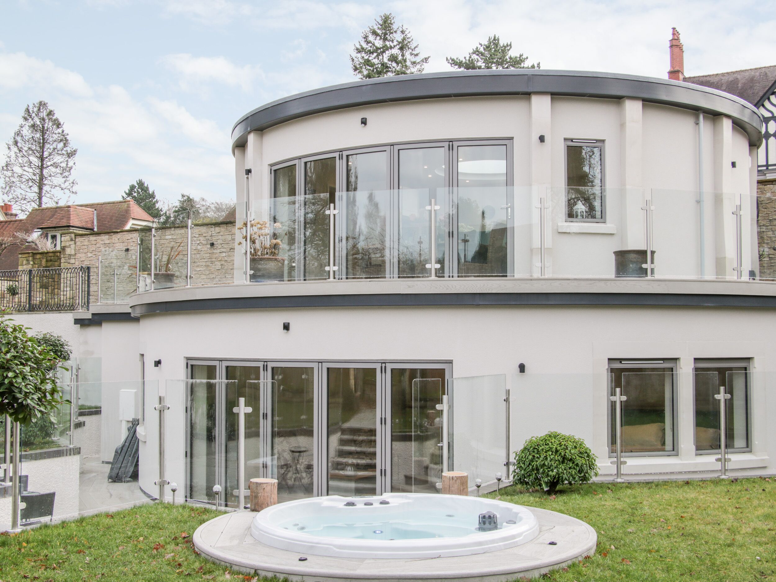ROUND HOUSE, family friendly, with hot tub in Church Stretton