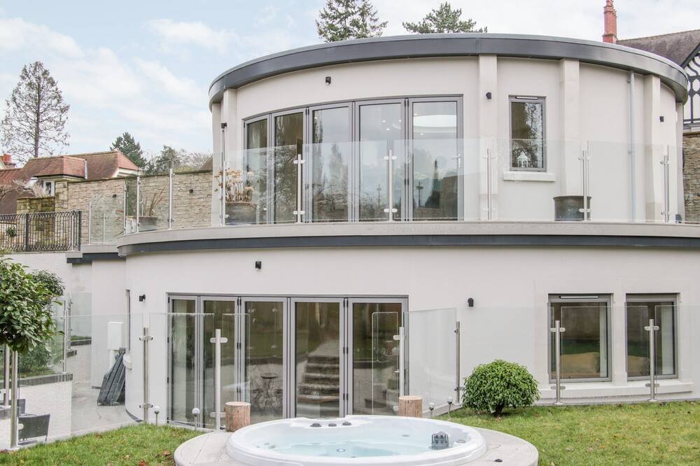 ROUND HOUSE, family friendly, with hot tub in Church Stretton