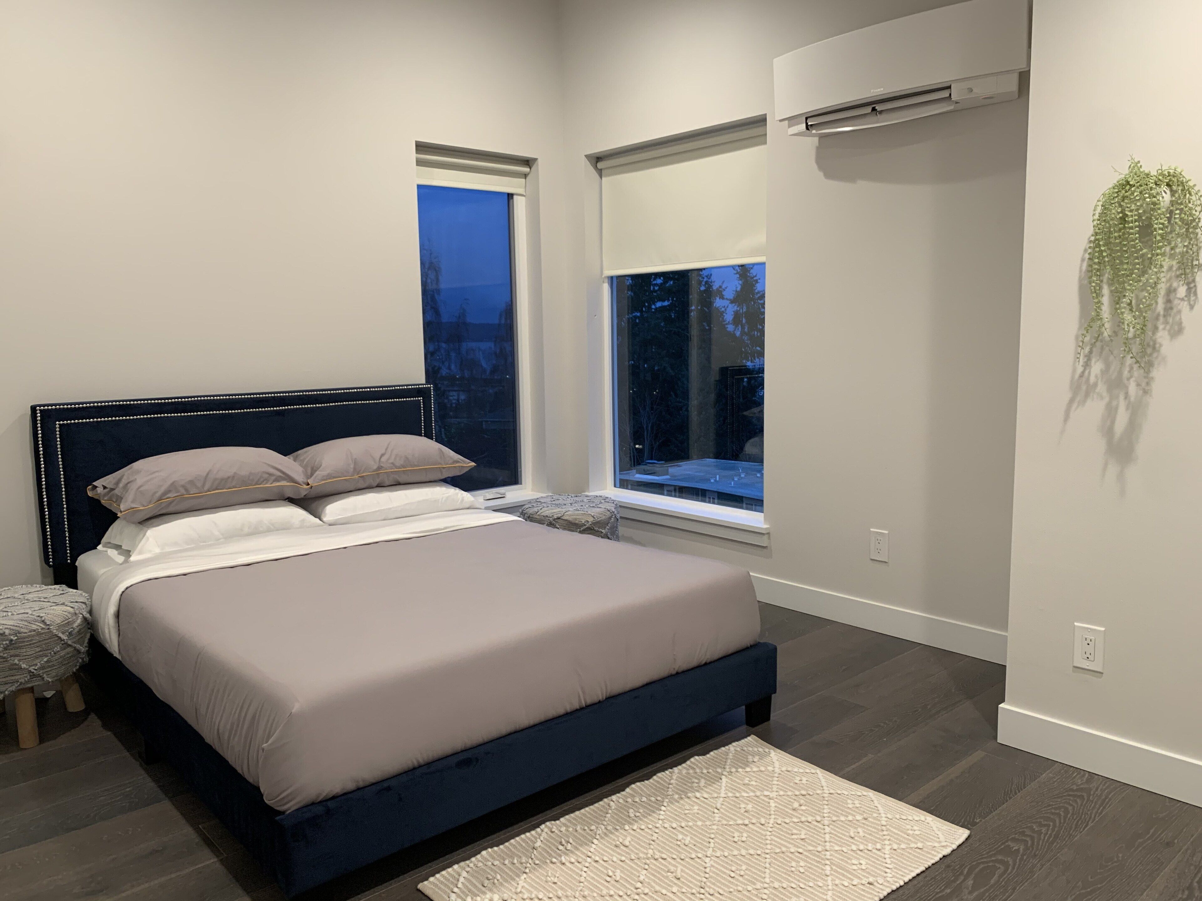 4 bedrooms, desk, iron/ironing board, travel crib