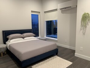 4 bedrooms, desk, iron/ironing board, travel crib - Ruston Retreat: Sauna, ice bath, Modern 4B 4BA 
& Stunning Water View (Tacoma)