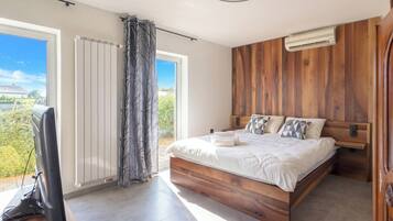 8 bedrooms, free WiFi, bed sheets