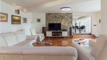 TV, fireplace, DVD player, stereo