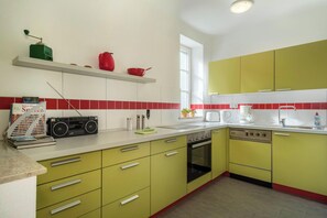 Fridge, oven, stovetop, coffee/tea maker