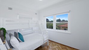 2 bedrooms, Internet, bed sheets - Elanora 3 - Beachfront Unit with Views! (AVOCA BEACH)