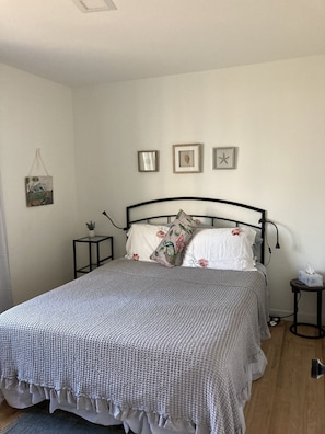 1 slaapkamer, een strijkplank/strijkijzer, gratis wifi, beddengoed