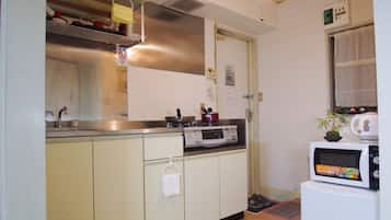 Apartemen Kota (suzuki4) | Dapur pribadi | Lemari es, microwave, kompor, dan ketel listrik