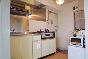 Lägenhet City (suzuki4) | Eget kök | Kylskåp, mikrovågsugn, spishäll och vattenkokare