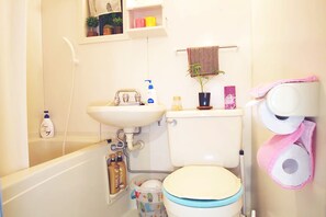 suzuki5 | Bathroom | Combined shower/tub, free toiletries, hair dryer