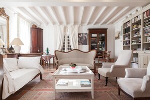 Télévision, cheminée, livres