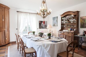 Dining - On the outskirts of St Emilion Le REFUGE DU PEINTRE is a charming house. (sainte terre)