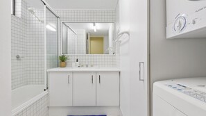 Combined shower/bathtub, hair dryer, towels