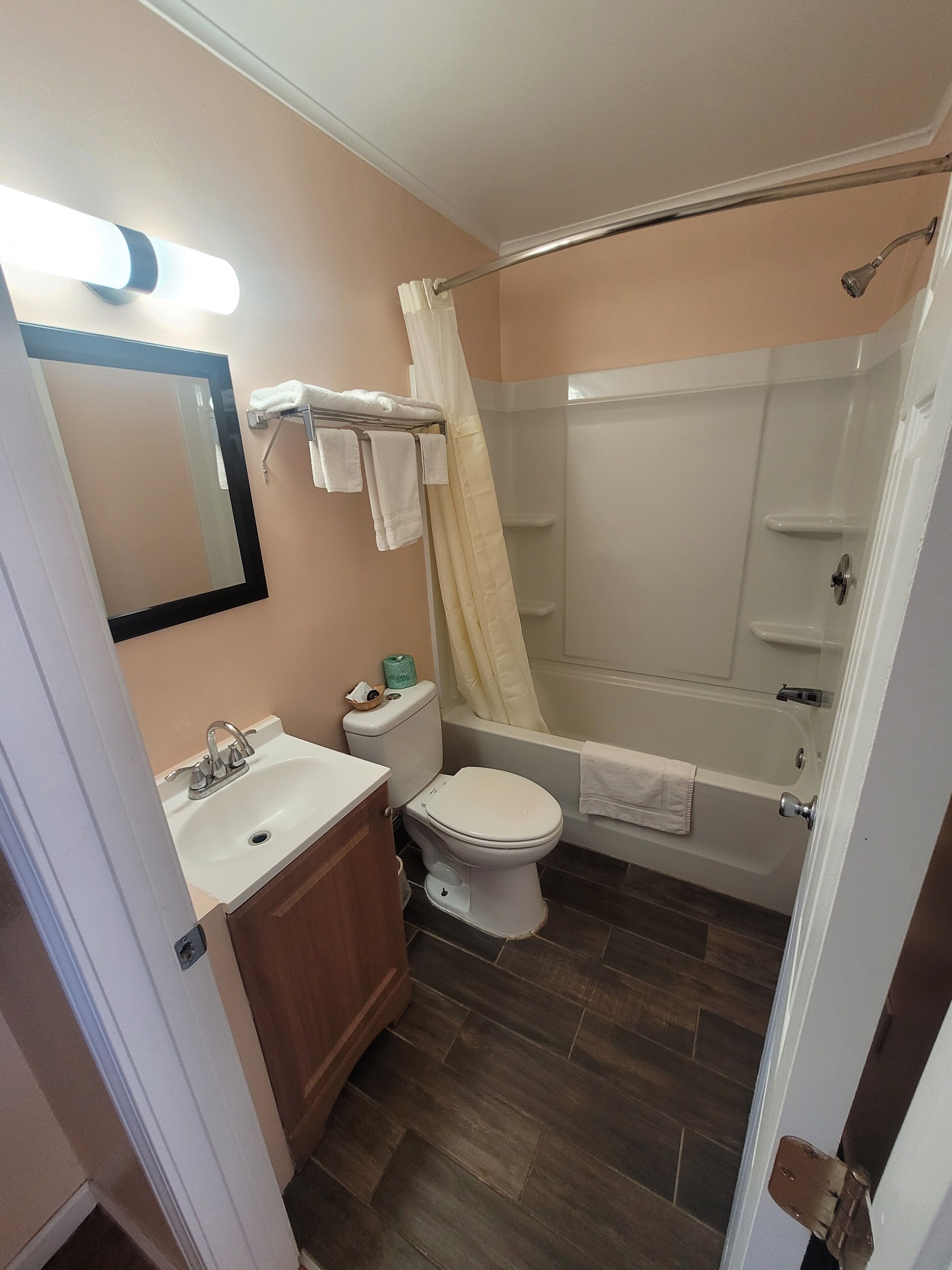 Tina con regadera, amenidades de baño gratuitas, toallas, jabón 