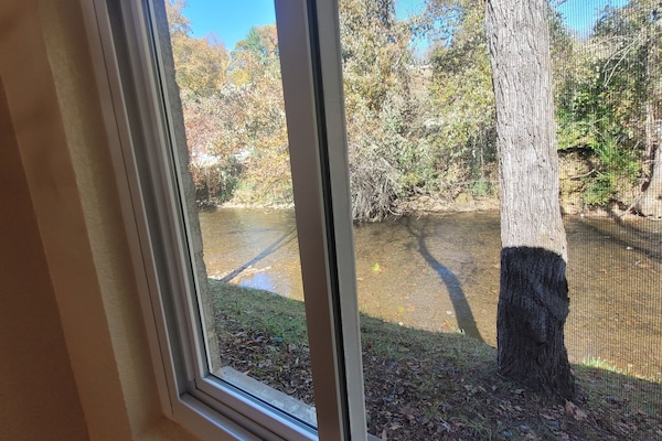 Escrivaninha, espaço de trabalho para notebook, cortinas blackout