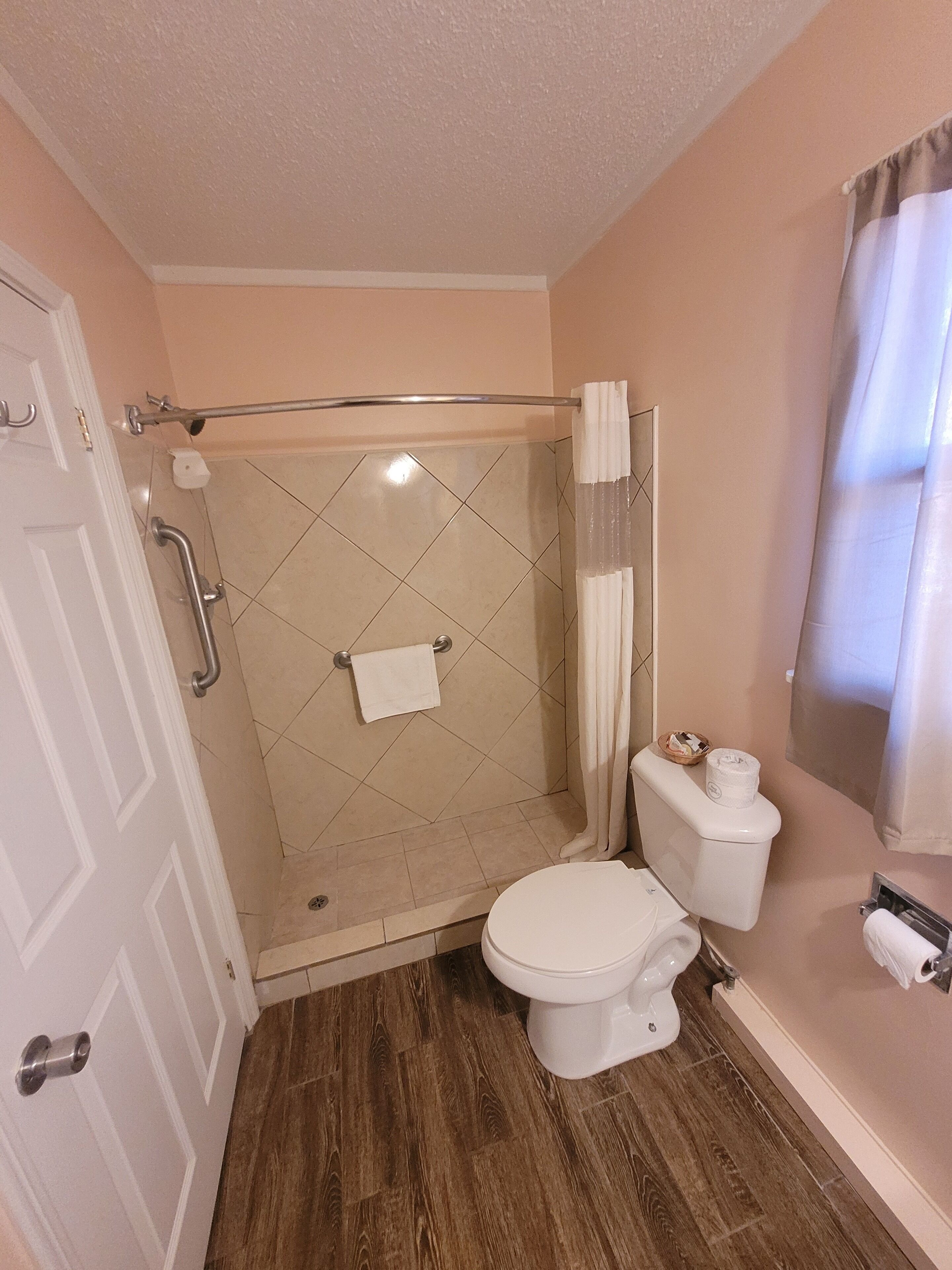 Bañera con ducha, artículos de tocador gratuitos, toallas, jabón