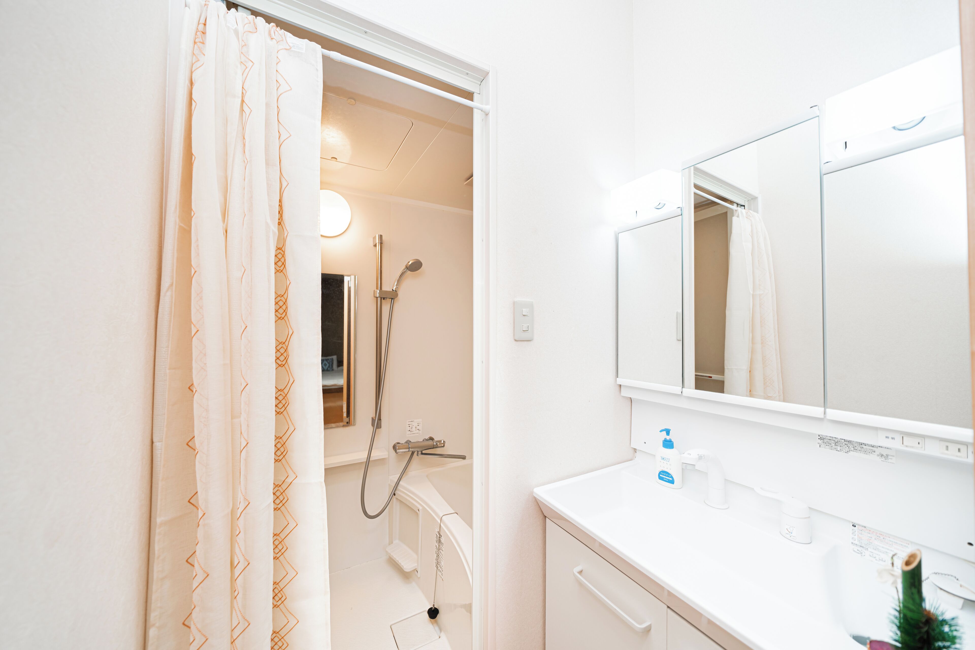 suzuki8 | Bathroom | Combined shower/tub, free toiletries, hair dryer, slippers