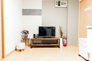 Apartamento Business, 2 habitaciones (suzuki8) | Zona de estar | Una televisión de pantalla plana