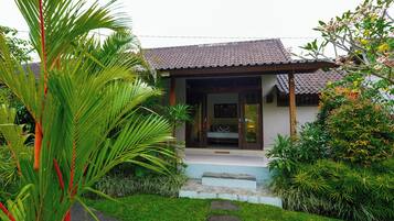 Deluxe Room with Balcony | Teras/patio