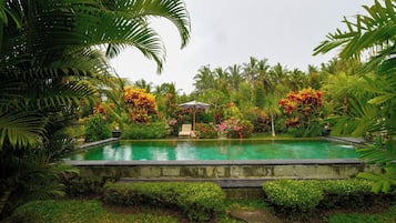 Una piscina al aire libre, tumbonas