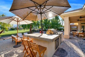 Outdoor dining - #WOW# Stunning Resort Home, Golf Course, REMODELED, Mountain Views - PGA West (La Quinta)