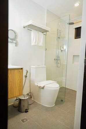 Two-bedroom Suite, 1 King Bed and 2 Single Beds | 욕실