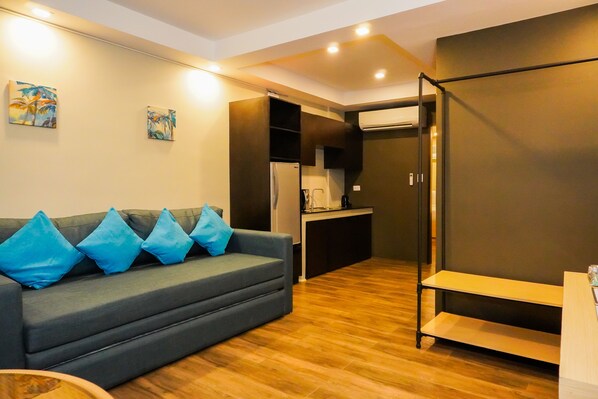 Two-bedroom Suite, 1 King Bed and 2 Single Beds | 起居区 | 40-英寸LED 电视（配备有线频道）