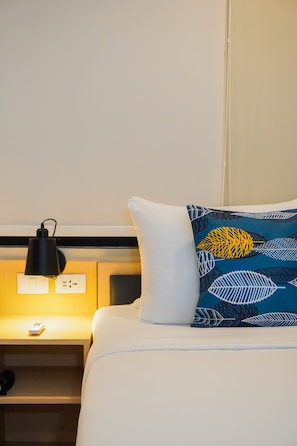 Two-bedroom Suite, 1 King Bed and 2 Single Beds | Tabla de planchar con plancha, wifi gratis y ropa de cama 