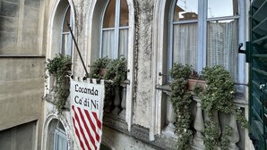 A building with arched windows and a sign reading "Locanda Ca' di Ni".