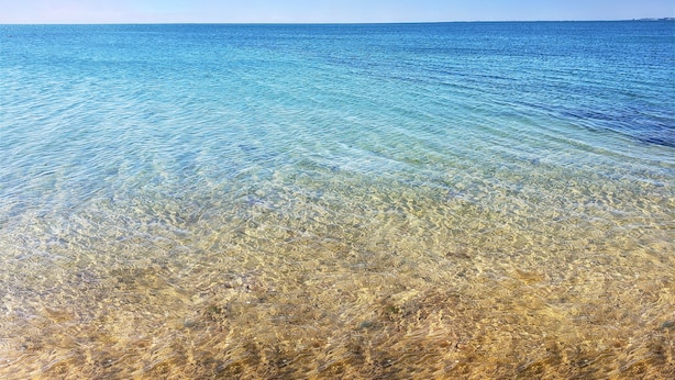På stranden, solsenger og strandhåndklær