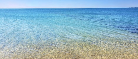 En la playa, camastros y toallas de playa