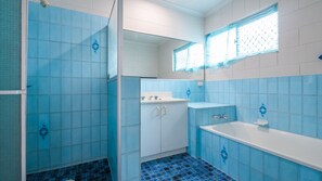 Bathtub, free toiletries, towels