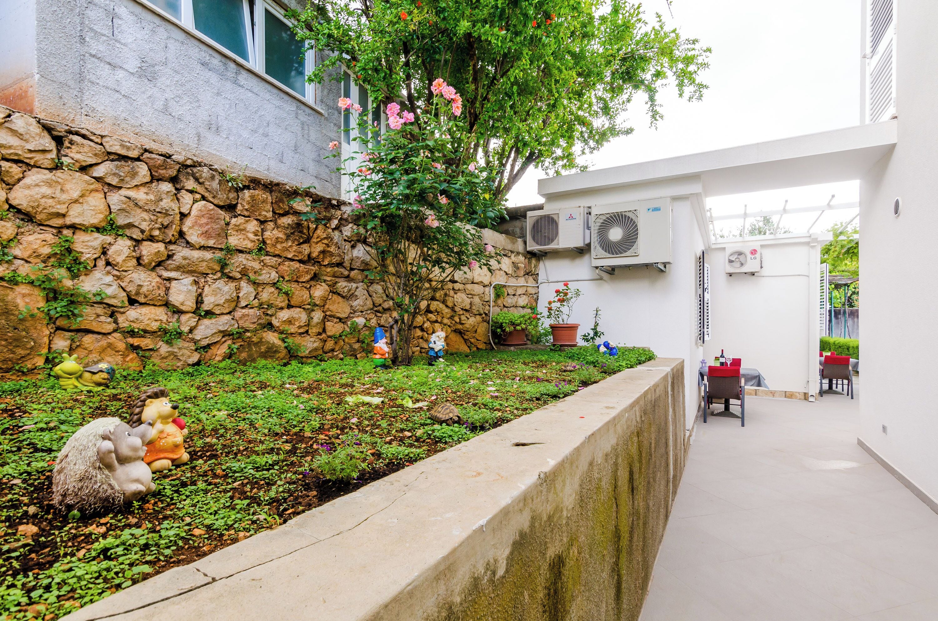 Studio (Studio Apartment with Terrace) | Garden