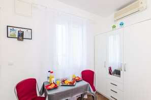 Studio (Studio Apartment with Terrace) | Salle à manger