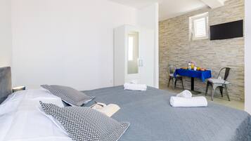 Studio (Comfort Studio Apartment) | Living room | TV