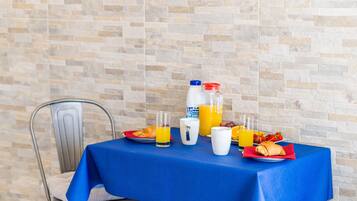 Estúdio (Comfort Studio Apartment) | Opções para refeição no quarto